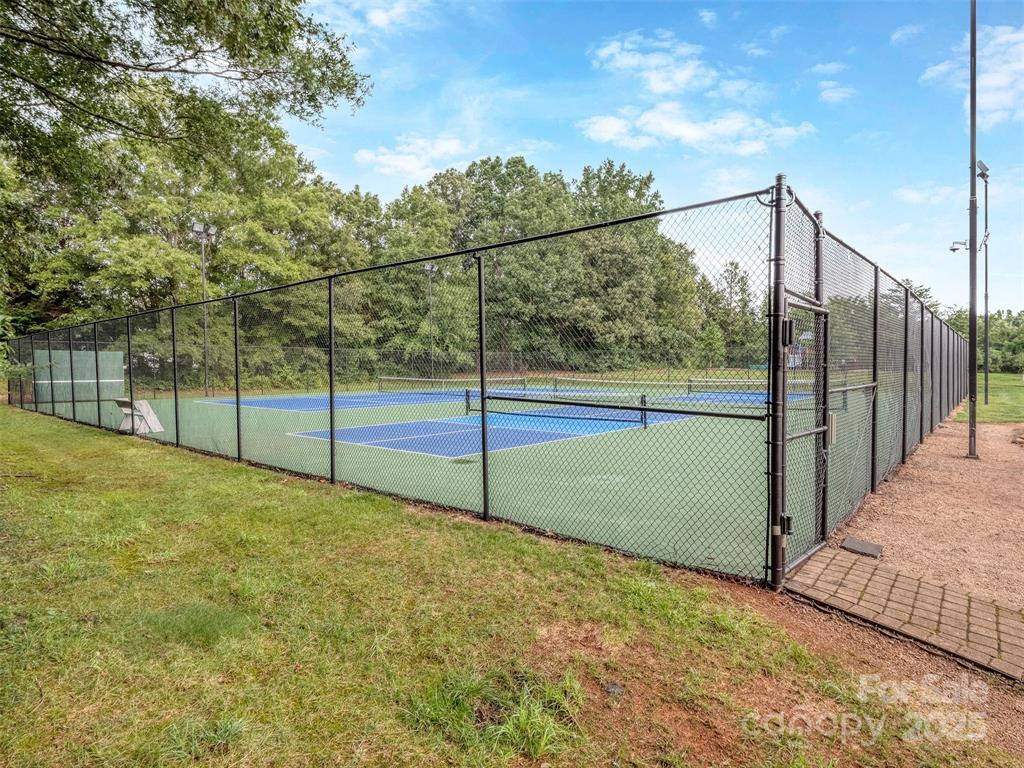 Building Photo - 8715 Parkchester Dr