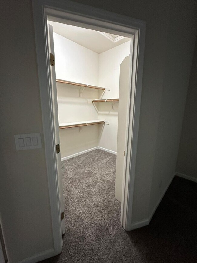 Building Photo - Charming 4 bedroom, 2 bathroom single fami...