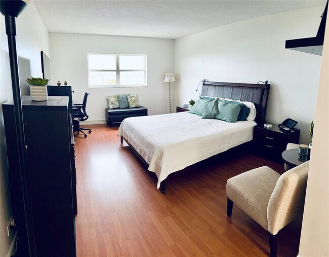 Building Photo - 800 NE 195th St