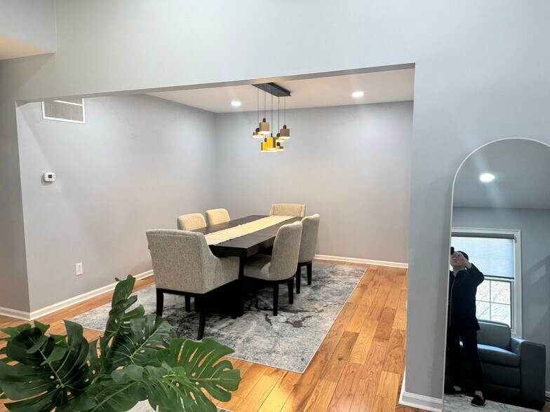 Building Photo - 50 Falls Bridge Dr