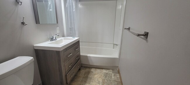 Building Photo - 2907 Birchmont Dr NE
