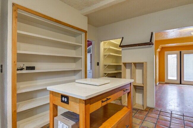 Building Photo - Charming Tuscany Villa block away from TTU