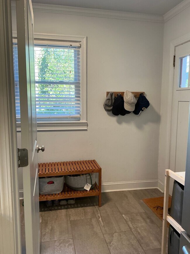 Building Photo - Charming 3 bedroom/ 2 bathroom in Normaltown, Home Close to UGA and Hospitals!