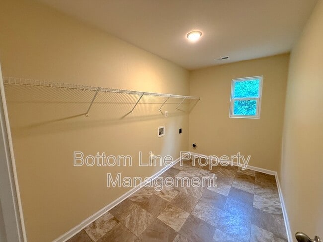 Building Photo - 1321 Waylon Ave