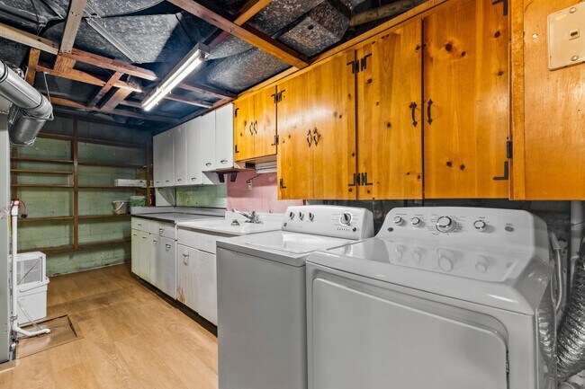 Building Photo - Discover this beautifully updated Colonial...
