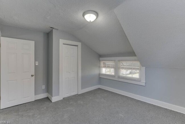 Building Photo - 2bedroom Townhouse Duplex- Huge Yard. May 1 move  in!!!