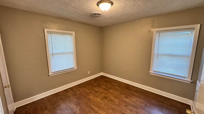 Building Photo - 1330 Victor Dr