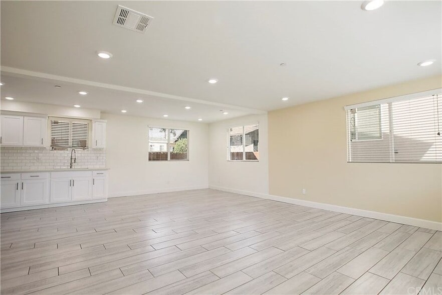 Building Photo - 3551 Sabina St