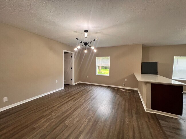 Building Photo - 4-bedroom 2 full bathroom