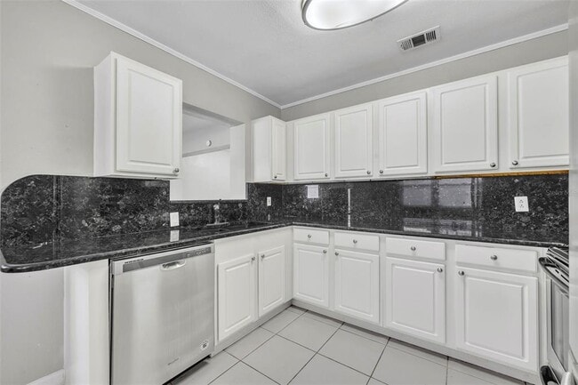 Building Photo - 1811 Park Lake St