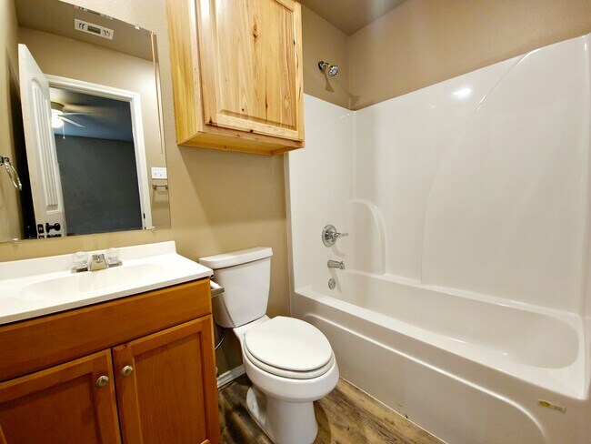 Building Photo - Cozy 3 Bedroom Home