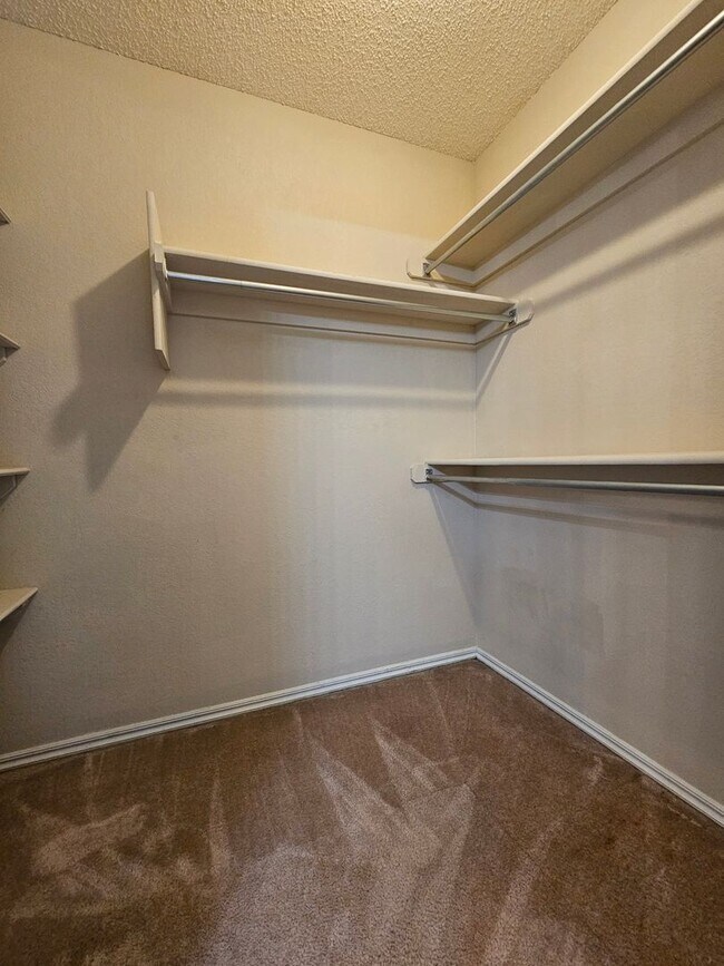 Building Photo - (3) Bed, (2)Bath Avail NOW! Cambridge Addi...