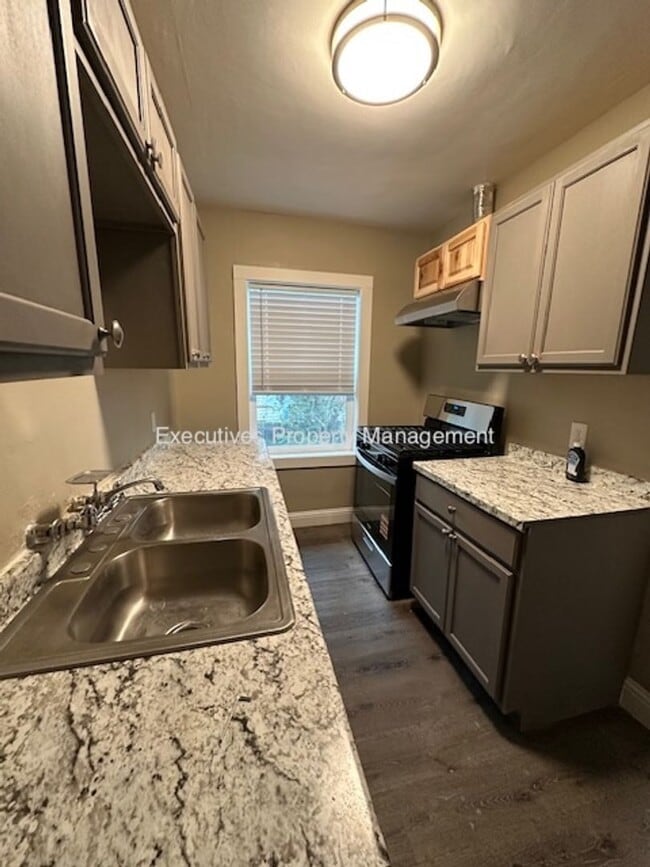 Building Photo - 2324 Q St