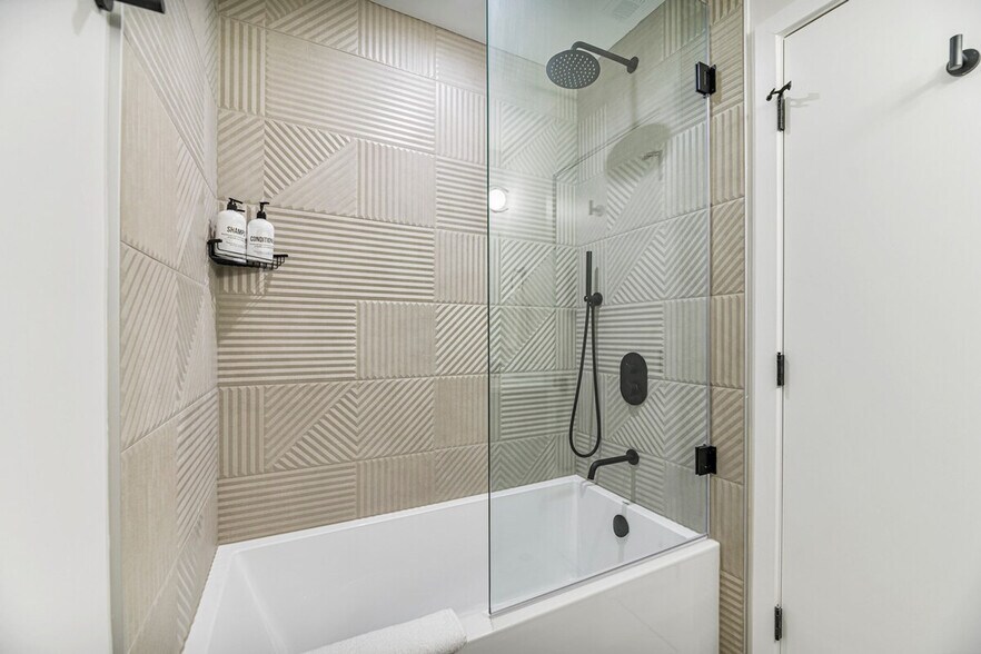 Building Photo - 2335 W Touhy Ave