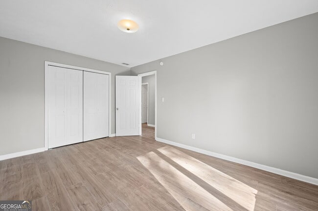 Building Photo - 2127 Golfview Dr SE