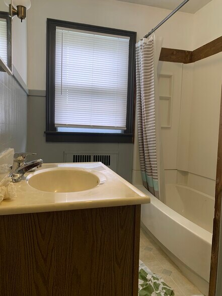 Building Photo - 223 Main St