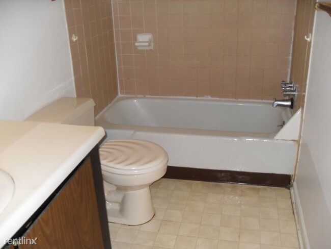 Building Photo - 2 br, 1.5 bath Townhome - 4855 Moreland Drive