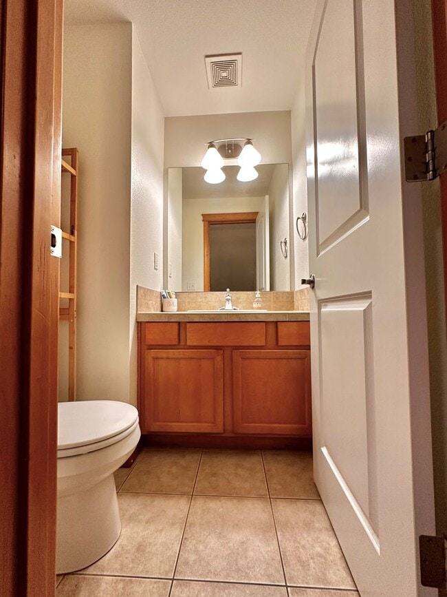 Building Photo - Modern 3BR | 2.5BA Townhome with Private T...