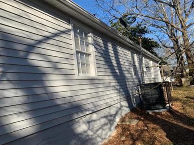 Building Photo - 352 Adams St