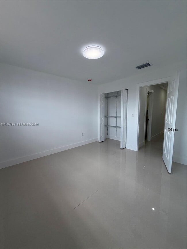 Building Photo - 1550 W 7th Ct