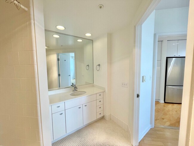 Building Photo - Panoramic City View 2Br/2BA Waterfront SF ...