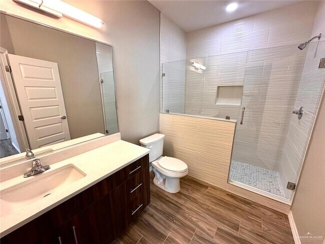 Building Photo - 4004 Walnut Ave