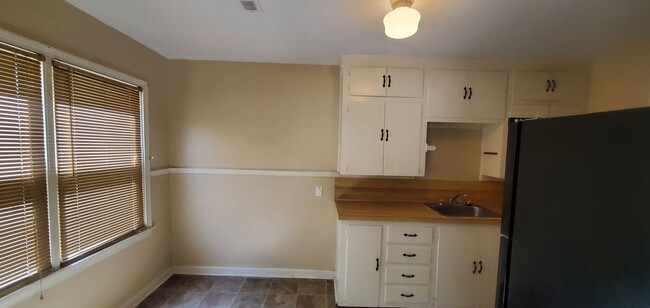 Building Photo - Garfield/6th Duplex