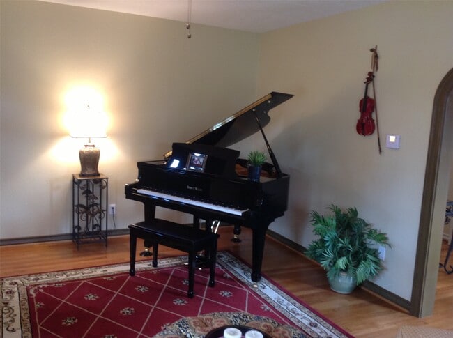 Building Photo - 704 Sue St