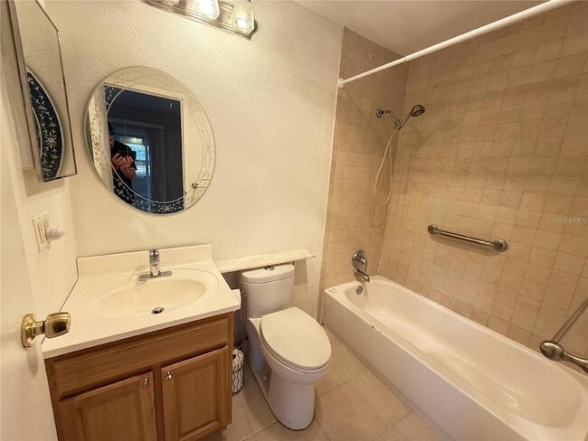 Building Photo - 2202 Clubhouse Dr