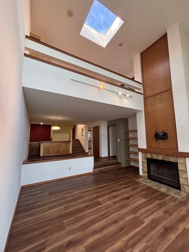 Building Photo - Large 2 bedroom 2.5 bathroom Bennett Valley Home with community pool and views