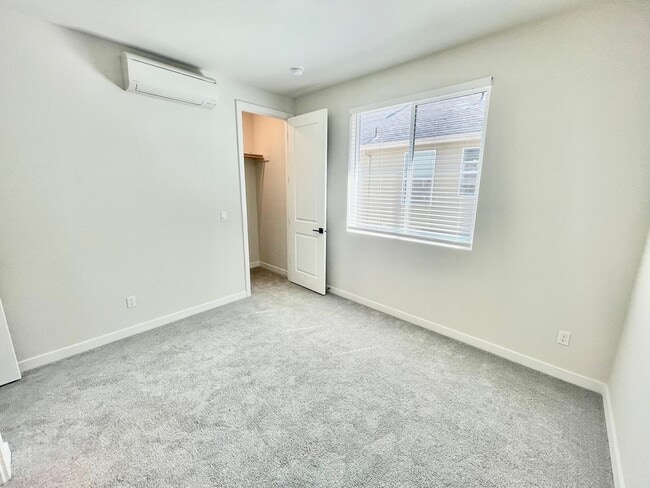 Building Photo - Live in Style! 2BD/2.5B High-End Townhouse...