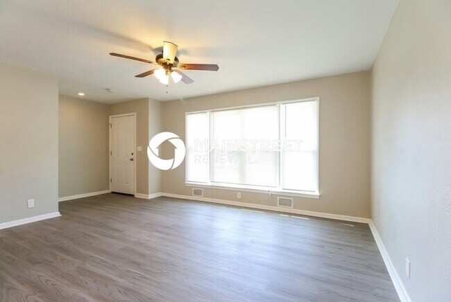 Building Photo - 3 Bedroom Pet-Friendly Home in Kansas City, MO with Main Street Renewal