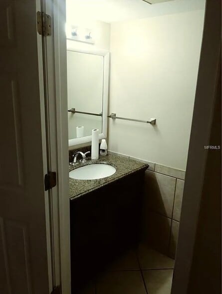 Building Photo - 3001 S Pines Dr