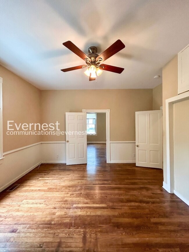 Building Photo - 3 Bed, 1 Bath Home with Driveway and Hardwood Floors | Housing Vouchers Accepted |  Available Now!