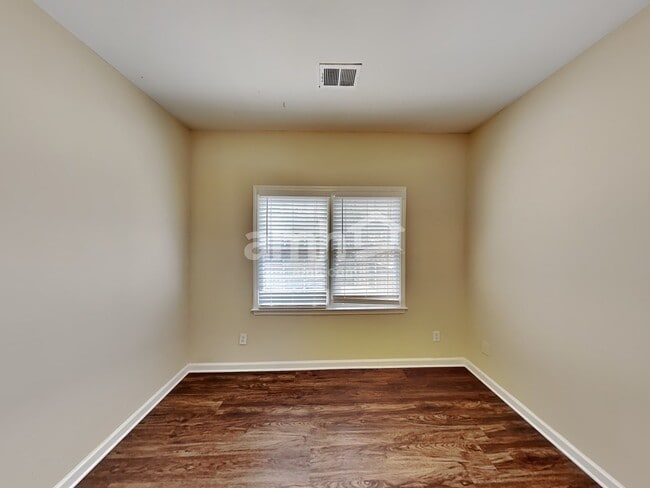 Building Photo - 1905 Ascot Terrace NW