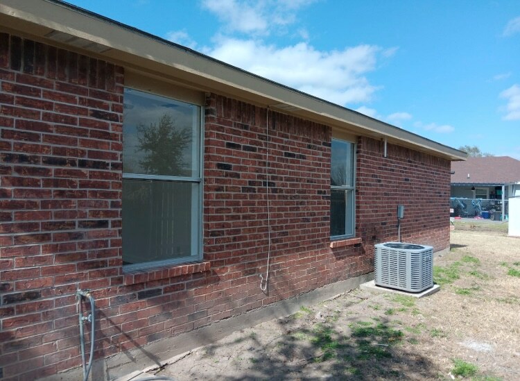 Building Photo - 710 W Starr Ave