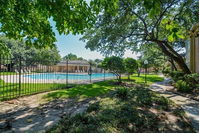 Building Photo - 978 Memorial Village Dr