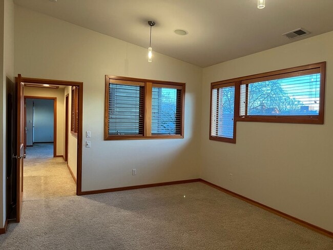 Building Photo - AUGUST RENT FREE with LIMITED SHOWINGS AVAILABLE on July 25th! - Gorgeous Townhome Style Condomin...