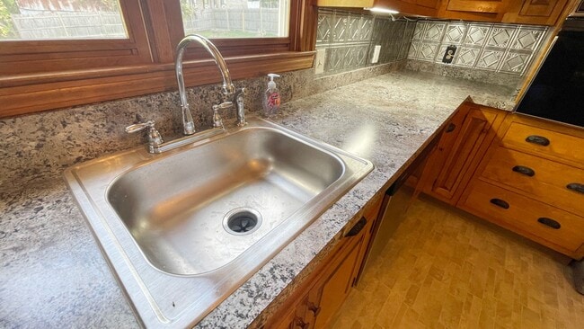 Building Photo - Gorgeous 3BR 1 Bathroom in Leominster