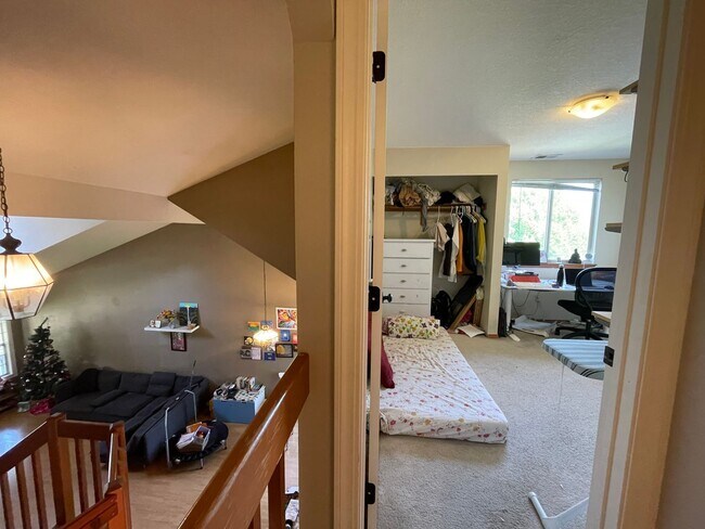 Building Photo - Charming Rock Creek 3 Bed 2.5 Bath - Centr...