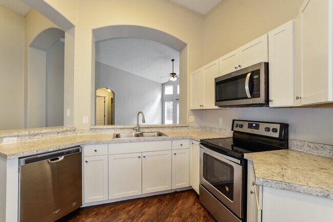 Building Photo - 4240 Forest Island Dr