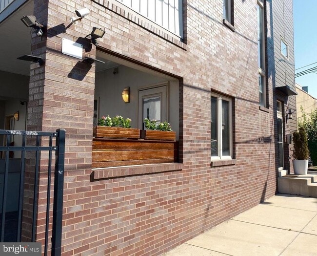 Building Photo - 1100 E Hewson St