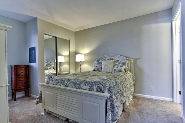 Building Photo - Great One Bedroom Condo in Monterey