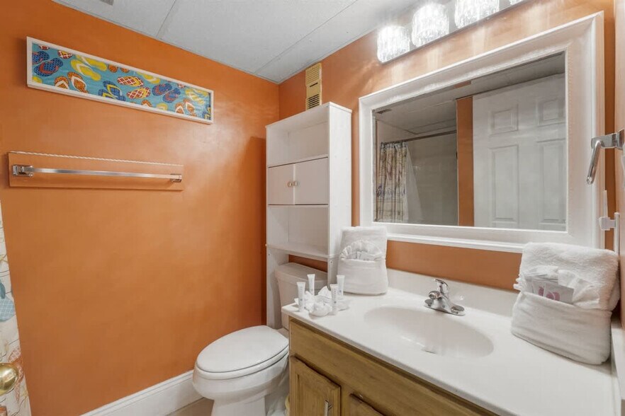 Building Photo - 8815 Thomas Dr