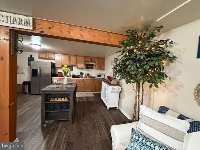 Building Photo - 233 Molden Dr