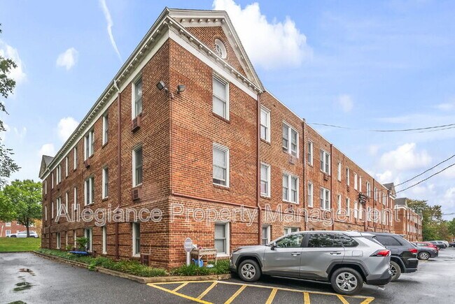 Building Photo - 922 S Washington St