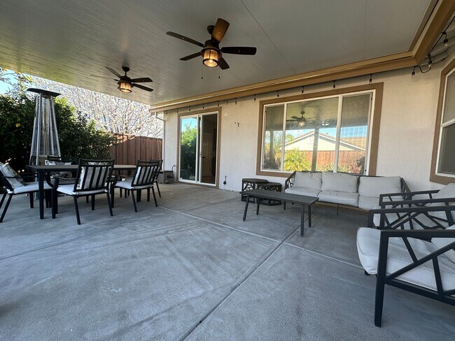 Building Photo - Gorgeous 4 Bedroom with Backyard Oasis wit...