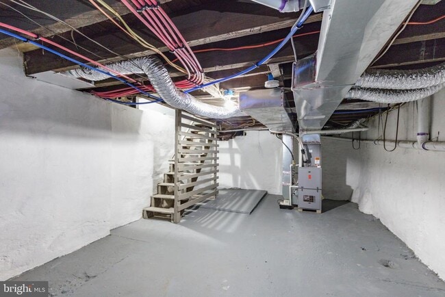 Building Photo - 454 Old Elm St