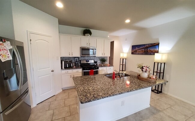 Building Photo - 22607 Castello Lakes Dr