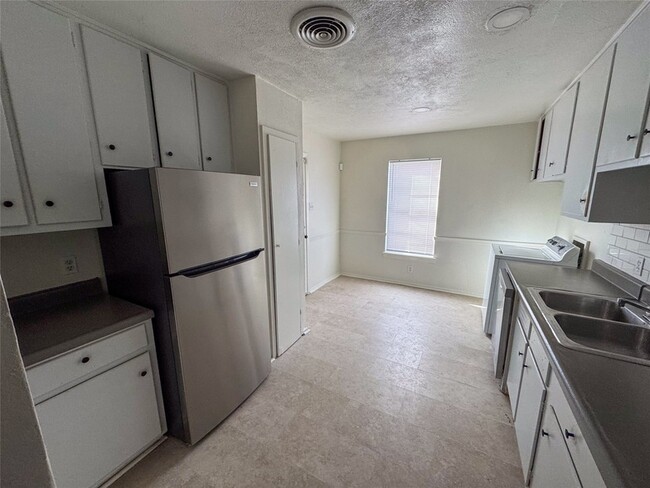 Building Photo - 60 Pershing Dr